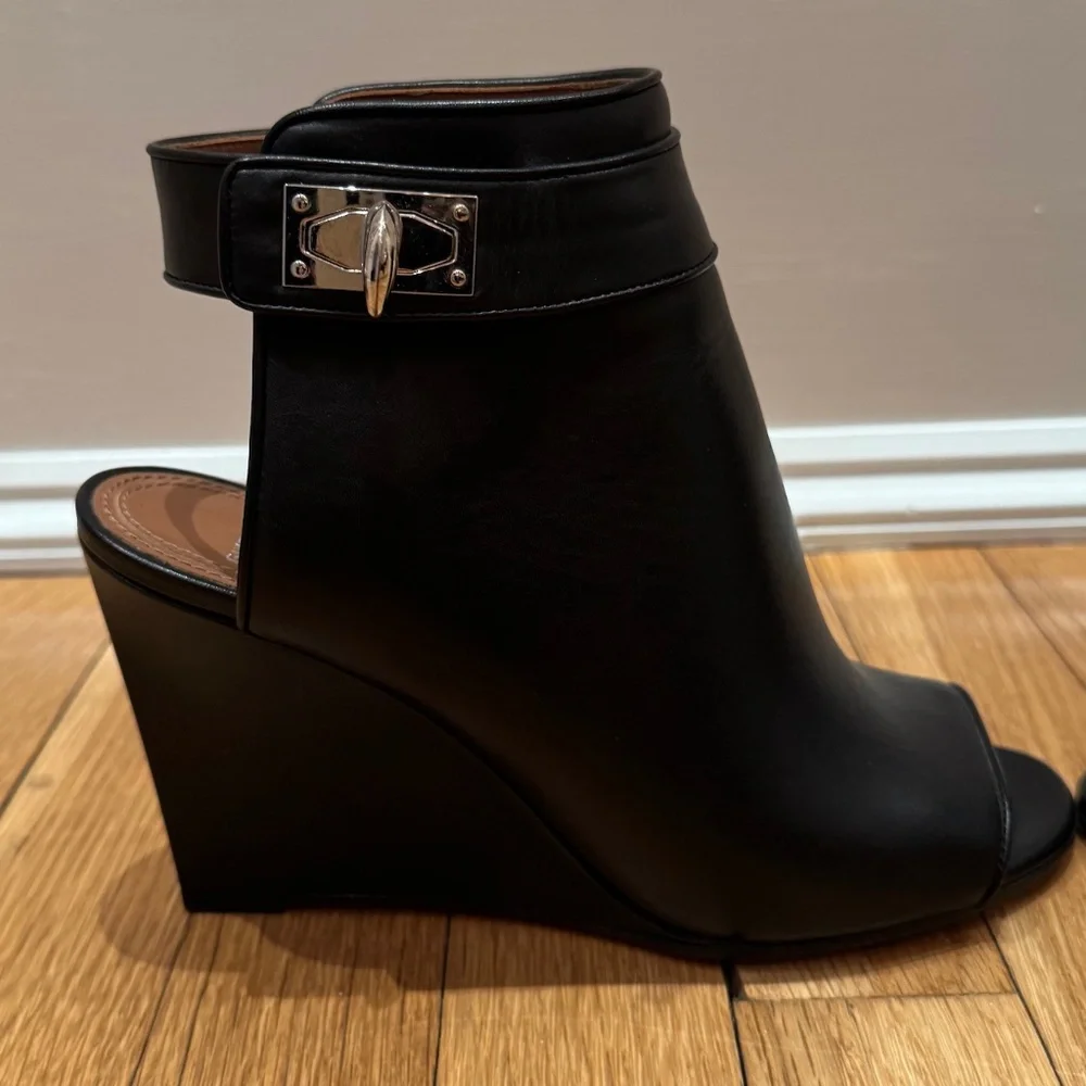 GIVENCHY - Shark Lock - Black leather open-toe wedge bootie/sandals - Picture 4 of 15